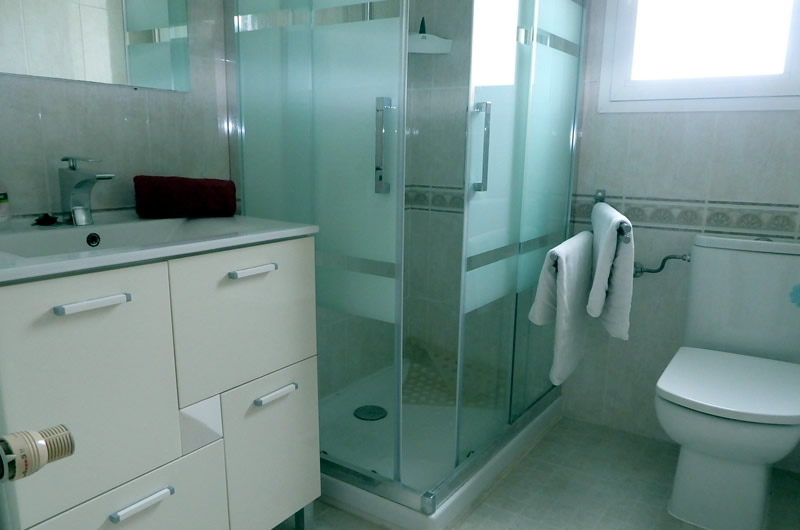 bathroom - rent a 5 bed family villa calpe spain