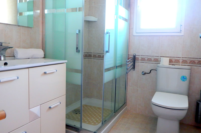 bathroom 3 - 5 bed family villa for rent calpe spain