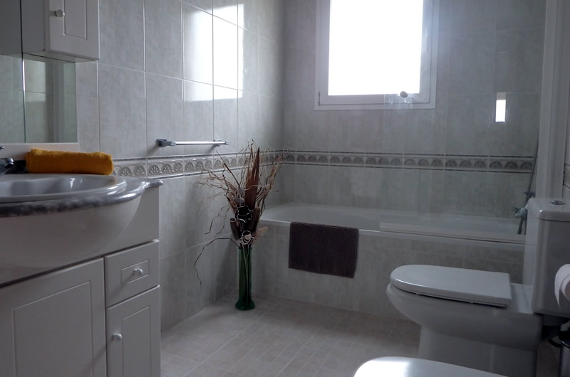 bathroom 2 -rent a family villa calpe spain